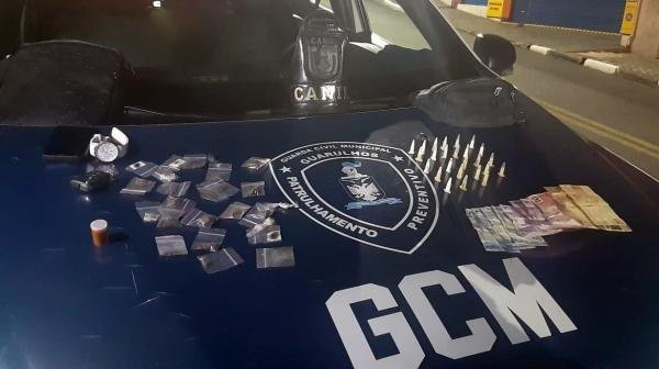 GCM prende homem por furto de celular e apreende adolescente com entorpecentes